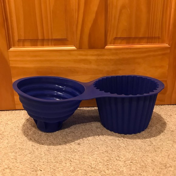 Giant Cupcake Silicone Pan - Picture 5 of 6